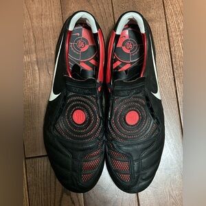 Vintage - Nike Total 90 Laser 2 - Black/ Red - Size 9 soccer cleats